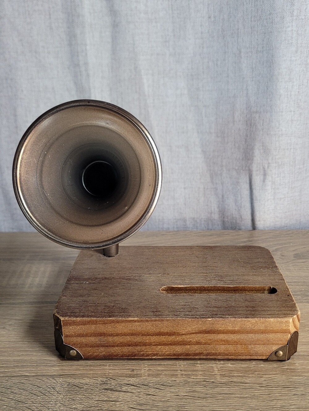 Vintage Style Wooden Smartphone Passive Amplifier Dock with Horn Hammer & Axe